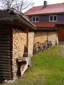 Holz vor der Hütte von Eva-Maria Oeser
