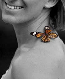 Frau mit Schmetterling by Diana Wolfraum