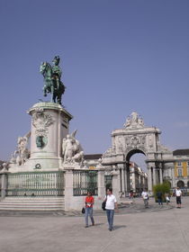 Lissabon, Statue vor Tor by loquito