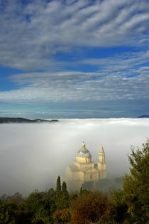 San Biagio im Nebelmeer-Montepulciano von Helmut Plamper