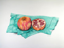 Granatapfel auf grünem Tuch von Angelika Wegner