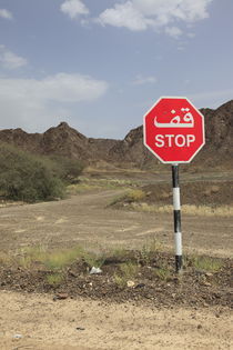 zweisprachiges STOP Schild in der arabischen Wüste von Willy Matheisl