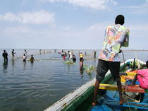 Strandnetz bergen - Saloum,Senegal - fair-fish.net von Billo Heinzpeter Studer