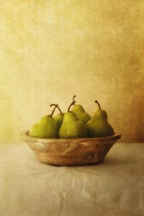 Pears in a wooden bowl by Priska Wettstein