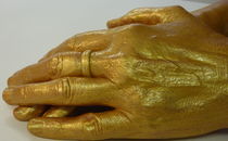 Frauenhände in Gold ruhend by regenbogenfloh