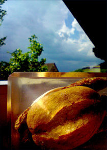 Plastiniertes Bratwurstbrötchen am Fenster by opaho