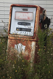 alte, verrostete Tankstellen Zapfsäule in Nordamerika von Willy Matheisl