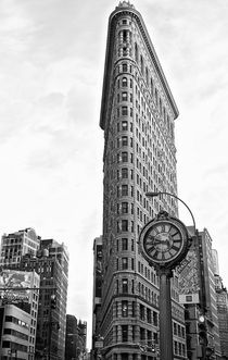 Flat Iron Building mit Uhr, New York Manhattan by Marc Mielzarjewicz