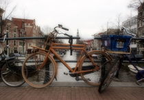 Retro Fahrrad in den Amsterdamer Grachten by mytown