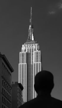 Vor dem Empire State Building by buellom