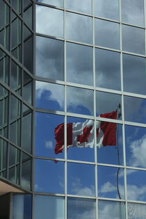 kanadische Flagge spiegelt sich in Hochhausfassade by Willy Matheisl