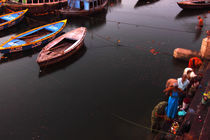 Varanasi, ghats, india, Boats and people bathing von Soumen Nath