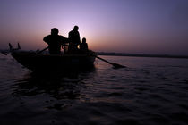 Boat and Nature - Varanasi, India von Soumen Nath