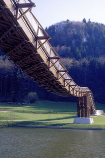 geschwungene Holzbrücke, Bayern, Deutschland 