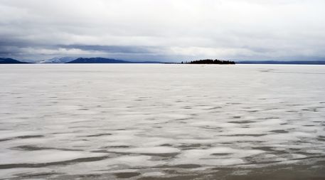 Yellowstone-lake-frozen