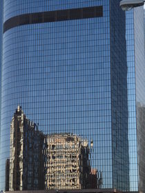 spiegelndes Hochhaus in Glasfassade in New York, USA von Willy Matheisl