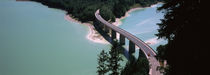 Panorama Print - Luftaufnahme einer Brücke über einem See in Bayern, Deutschland von Panoramic Images