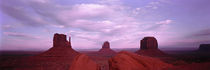 Buttes at sunset, The Mittens, Merrick Butte, Monument Valley, Arizona, USA von Panoramic Images