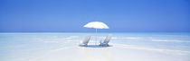 Panorama Print - Strand, Wasser, Sonnenschirm und Stühle, Malediven von Panoramic Images