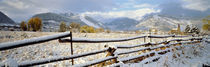 Wooden fence covered with snow at the countryside, Colorado, USA von Panoramic Images