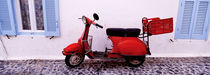 Motor scooter parked in front of a building, Santorini, Cyclades Islands, Greece von Panoramic Images