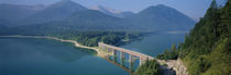 Panorama Print - Luftaufnahme einer Brücke über einem See in Bayern, Deutschland von Panoramic Images