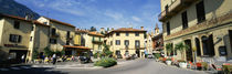 Panorama Print - Touristen sitzen in einem Straßencafé, Menaggio, Italien von Panoramic Images