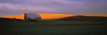 Barn in a field at sunset, Palouse, Whitman County, Washington State, USA von Panoramic Images
