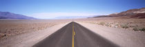 USA, California, Death Valley, Empty highway in the valley von Panoramic Images