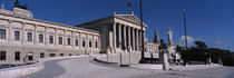 Statue in front of a government building, Parliament Building, Vienna, Austria von Panoramic Images