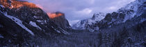 Sunlight falling on a mountain range, Yosemite National Park, California, USA von Panoramic Images