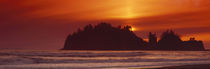 Silhouette of sea stack at sunrise, Washington State, USA von Panoramic Images