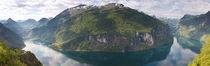 Reflection of mountains in fjord, Geirangerfjord, Sunnmore, Norway von Panoramic Images