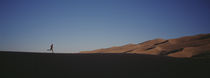 USA, Colorado, Great Sand Dunes National Monument, Runner jogging in the park von Panoramic Images