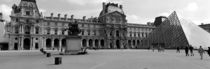Tourists in the courtyard of a museum, Musee Du Louvre, Paris, France von Panoramic Images