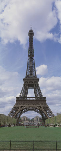 Low angle view of a tower, Eiffel Tower, Paris, Ille-De-France, France von Panoramic Images