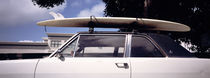 USA, California, Surf board on roof of car von Panoramic Images