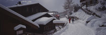 Panorama Print - Zwei Personen im Schnee Schweiz  von Panoramic Images