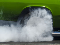 Burn-out green car von James Menges