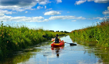 Girl-with-paddle-and-kayak