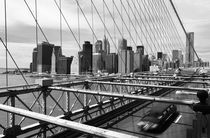Brooklyn Bridge Fahrbahn und Skyline von buellom