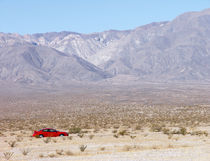 Rotes Auto in der Wüste von buellom