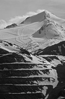 Snowcapped Peak and Terraces von Casey Marvins