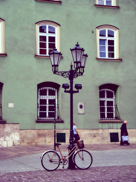 A-street-lamp-and-a-bike
