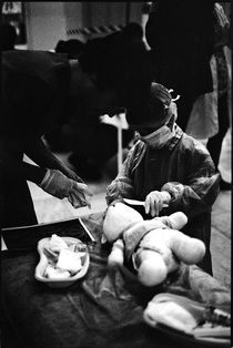 Child & teddy bear; playing as a surgeon. Madrid, 2011 von Maria Luros