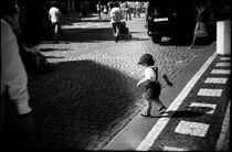 Child on walkside. Prague, 2010 von Maria Luros