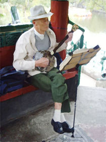 Musiker im Kunming-Park in China by Hermann Bauer