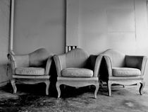 Three Chairs von Tim Leavy