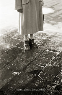 Woman in the rain, Germany 1954 von Thomas Schaefer