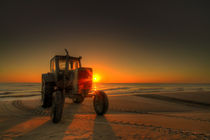 Traktor sunrise by photoart-hartmann